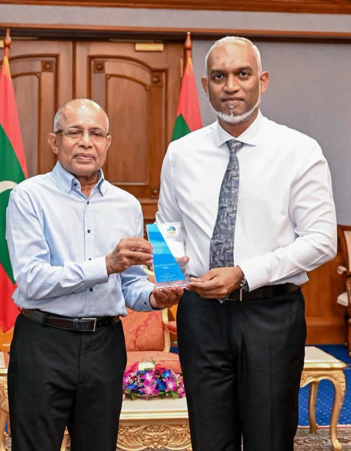 The Association presenting President Dr. Mohamed Muizzu with the Maldives Open 2025 plaque